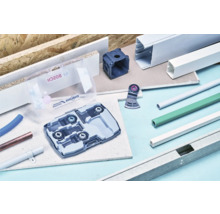 Verschiedene Baumaterialien, darunter eine Bosch Starlock Werkzeugkiste, Kabel, Rohre und Profile