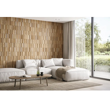 Helles Wohnzimmer mit Holzpaneelwand, Sofa und großem Fenster zum Garten.