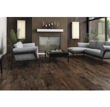 Wohnzimmer mit dunklem Holzboden, Sofa, Sessel und Couchtisch