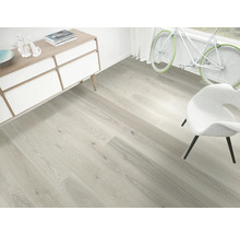 Heller Holzboden in einem Zimmer mit Kommode, Stuhl und Fahrrad