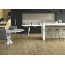 Helle Holzböden in modernem Küchendesign mit Esstisch und Kücheninsel