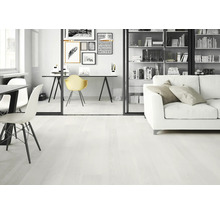 Heller Wohnraum mit Holzboden, Sofa, Bücherregal und Schreibtisch