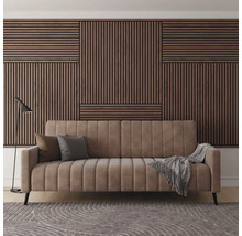 Wohnzimmer mit Sofa, Kissen, Decke, Lampe und Holzpaneelwand