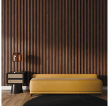 Innenaufnahme mit Holzpaneelwand, Beistelltisch, Lampe, Sofa und Teppich