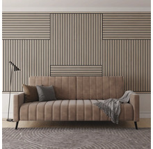 Wohnzimmer mit Wandpaneelen, Sofa, Kissen, Decke, Teppich und Stehlampe.