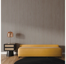 Wohnzimmer mit Paneelwand, Sofa, Beistelltisch und Lampe für modernes Interieur