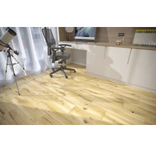 Holzboden in einem Arbeitszimmer mit Schreibtisch, Bürostuhl und Teleskop