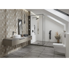 Modernes Badezimmer mit Dusche, Waschbecken und WC in einem Dachgeschoss