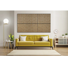 Wohnzimmer mit gelbem Sofa, Teppich und Wandpaneelen aus Holzlatten