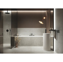 Badezimmer mit Dusche, Badewanne und Waschtischsäule in modernem Design