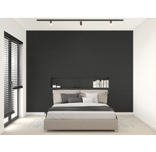 Schlafzimmer mit Bett, Fenster und Wandpaneelen