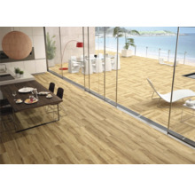 Heller Wohnraum mit Holzboden und Terrasse mit Meerblick