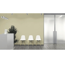 Warteraum mit Rezeption, drei Stühlen und Glastür