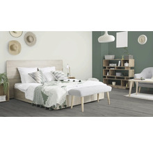 Helles Schlafzimmer mit Bett, Nachttisch, Regal und Sitzbank