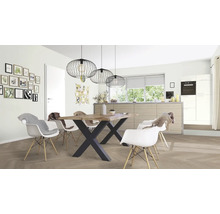 Heller Essbereich mit Holztisch, schwarzen Metallbeinen und weißen Stühlen