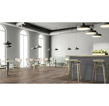 Innenansicht eines Restaurants mit Tischen, Stühlen, einer Bar und Pendelleuchten