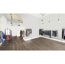 Bekleidungsgeschäft mit Kleiderständern und Holzboden