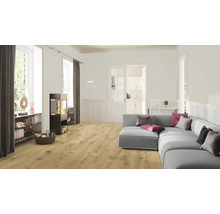 Heller Wohnraum mit Holzboden, Sofa und Kaminofen