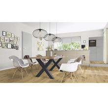 Esszimmer mit Holztisch, Stühlen und Pendelleuchten