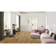 Wohnzimmer mit Holzboden, Kaminofen und rosa Sofa