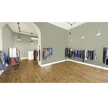 Innenraum eines Bekleidungsgeschäfts mit Kleiderständern und Holzboden