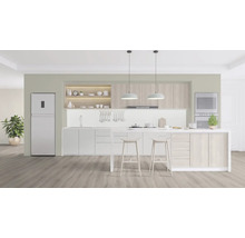 Helle Küche mit Küchenzeile, Kücheninsel und Elektrogeräten