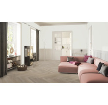 Wohnzimmer mit Ecksofa, Kaminofen, Stehlampe, Regalen und Fenster mit Vorhängen