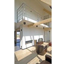 Heller Wohnraum mit Galerie, Kamin und Holzboden