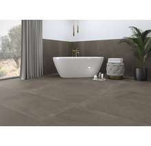 Modernes Badezimmer mit freistehender Badewanne, keramischen Bodenfliesen und großem Fenster