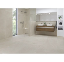 Helles Badezimmer mit Dusche, Waschtisch und grossformatigen Fliesen.