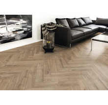 Wohnzimmer mit Fischgrätparkett und Ledersofa