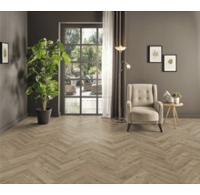 Wohnzimmer mit Fischgrätparkett, Sessel, Stehlampe und Zimmerpflanze