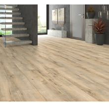 Innenraum mit hellem Laminatboden, Treppe und Dekoration