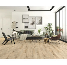 Heller Wohnraum mit Laminatboden in Holzoptik, Sofa und Sesseln