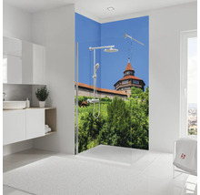 Helles Badezimmer mit Dusche, Waschtisch und dekorativer Wandgestaltung