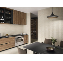 Moderne Küche mit Holzschränken, Fliesenwand und Esstisch