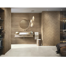 Badezimmer mit Waschbecken, Spiegel, Handtüchern und Holzelementen