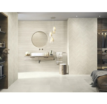 Helles Badezimmer mit Waschtisch, Spiegel, Handtuchhalter, Holzhocker und Fliesen in Holzoptik