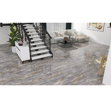 Helles Wohnzimmer mit Treppe und Fliesen in Marmoroptik