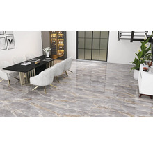 Innenraum mit großformatigen, grauen Fliesen in Marmoroptik, Essbereich mit Esstisch und Stühlen