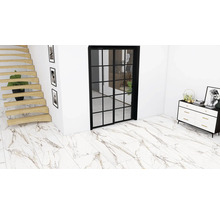 Heller Raum mit Treppe, Schiebetür und Kommode