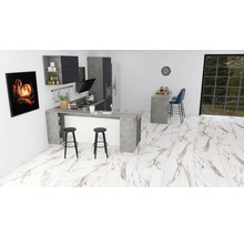 Helle Küche mit Küchenzeile, Barhockern und Marmorboden