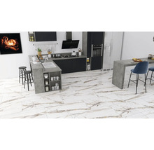 Helle Küche mit Küchenzeile, Bartisch, Barhockern und Bodenfliesen in Marmoroptik.