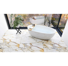 Badezimmer mit freistehender Badewanne und Bodenfliesen in Marmoroptik