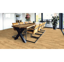 Esszimmer mit Holztisch, Lederstühlen und hellem Holzboden