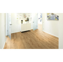 Heller Raum mit Laminatboden in Holzoptik, einem Sideboard und einer Glastür