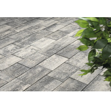 Verlegte Pflastersteine mit Rechteckformat und unregelmäßiger Oberflächenstruktur