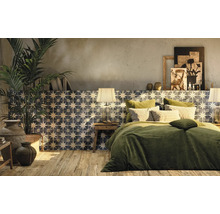 Schlafzimmer mit Sternfliesen, Bett und Dekorationen