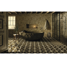 Badezimmer mit Steinbadewanne, Dusche und gemusterten Fliesen