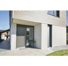 Modernes Haus mit Haustür, Fenster und Fassade aus Holz und Stein